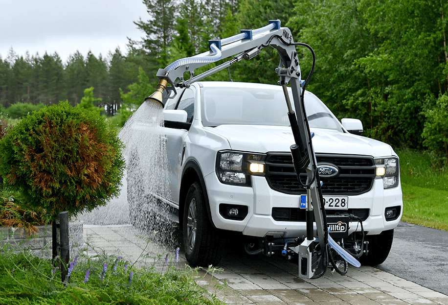 Hilltip HWA beregeningsarm die een plantvak water geeft vanaf een pick-up